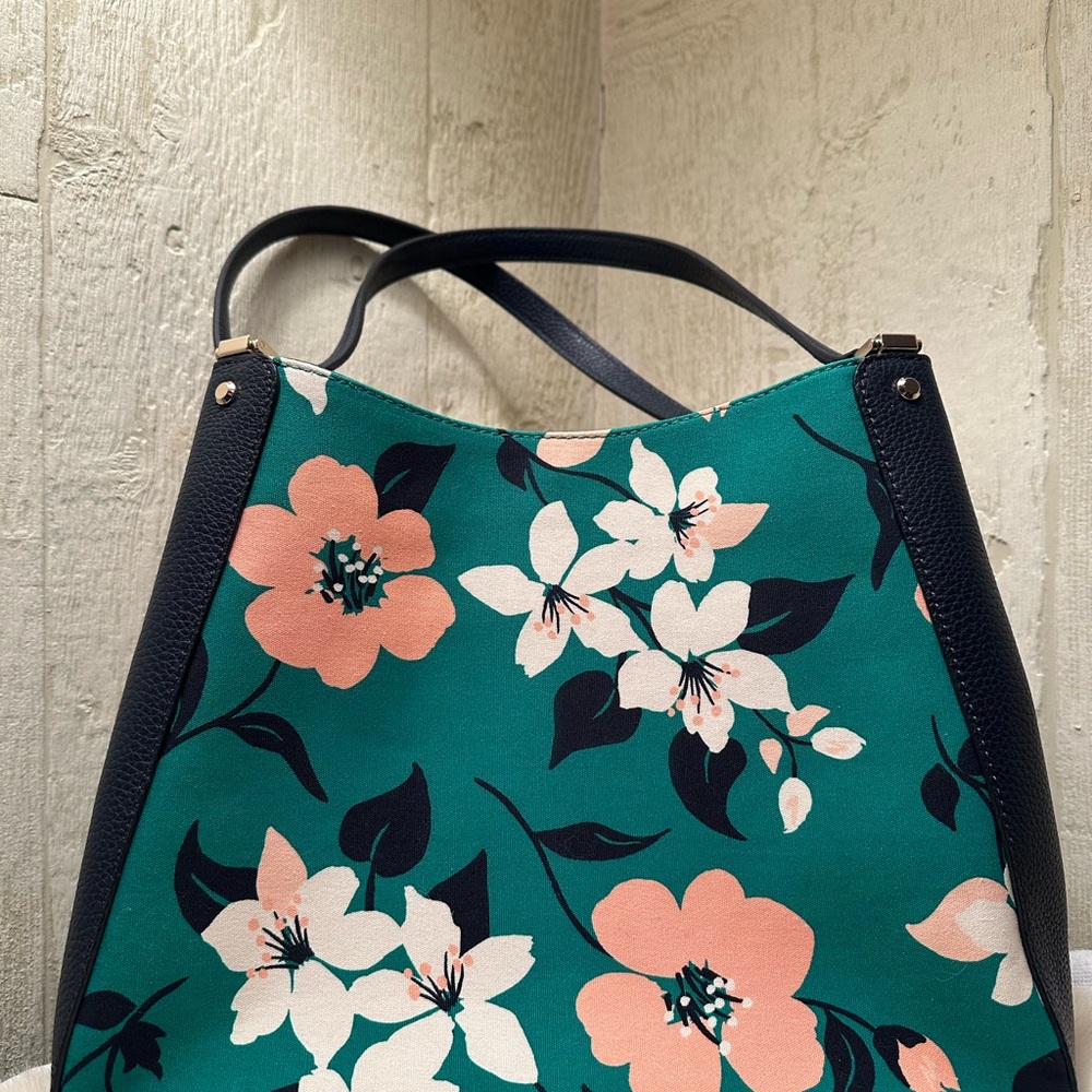 Kate Spade Leila Medium in Lily Blooms Green Multi Shoulder Bag - Picture 2 of 4